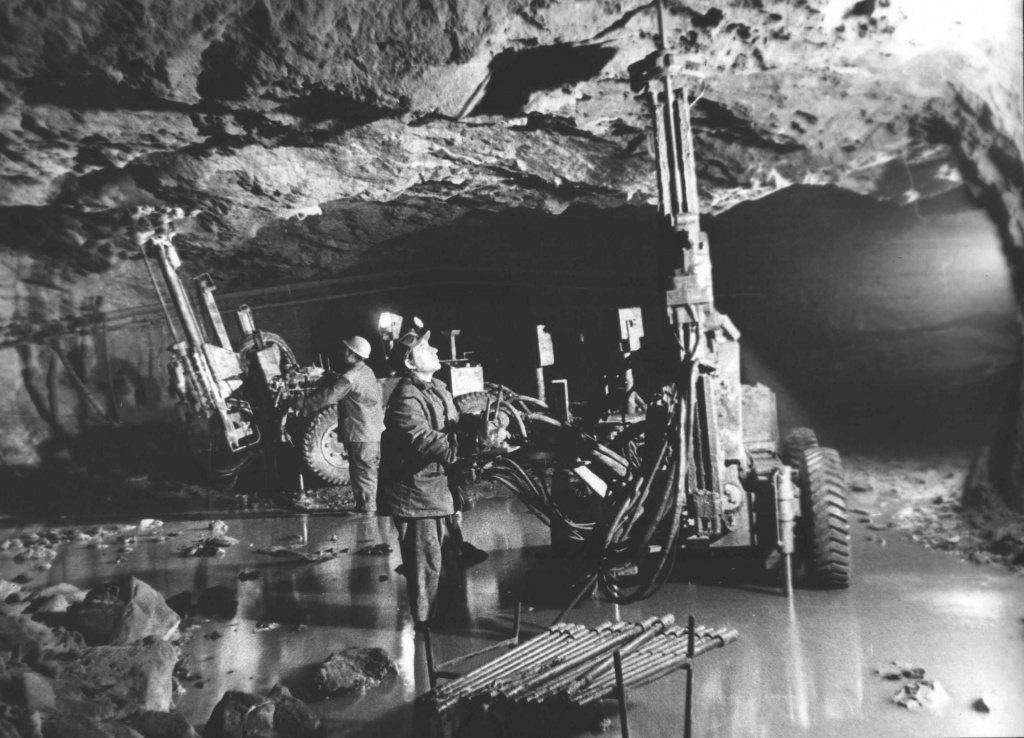 Blast hole drilling at Sadoviy mine, 1980