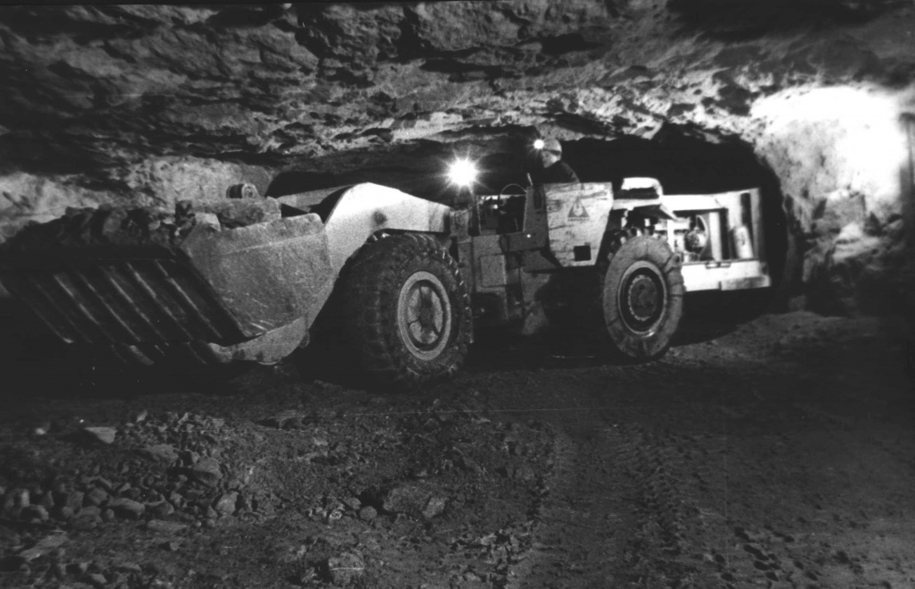 Development of the first stage of Nikolayevskiy deposit with self propelled mining machines, 1983